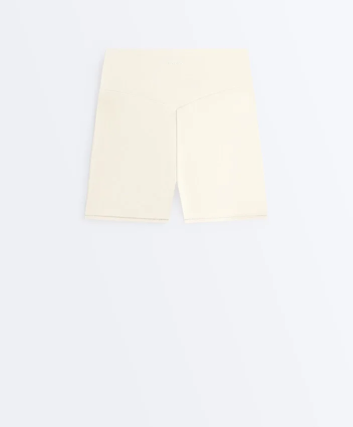 Comfortlux Hot Pants με ψηλή μέση 10 εκ. και διάτρητη λεπτομέρεια Comfortlux Hot Pants με ψηλή μέση 10 εκ. και διάτρητη λεπτομέρεια