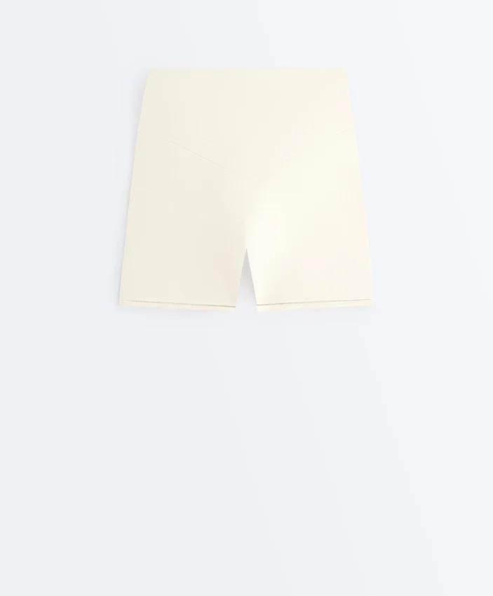 Comfortlux Hot Pants με ψηλή μέση 10 εκ. και διάτρητη λεπτομέρεια Comfortlux Hot Pants με ψηλή μέση 10 εκ. και διάτρητη λεπτομέρεια