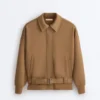 Μπουφάν τύπου utility από ύφασμα twill με ζώνη Μπουφάν τύπου utility από ύφασμα twill με ζώνη
